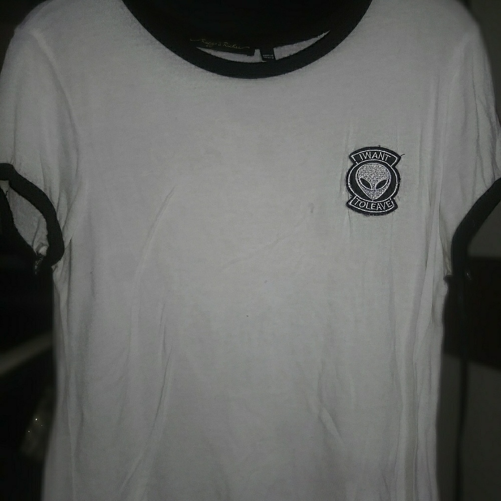 Black/white alien head T-shirt